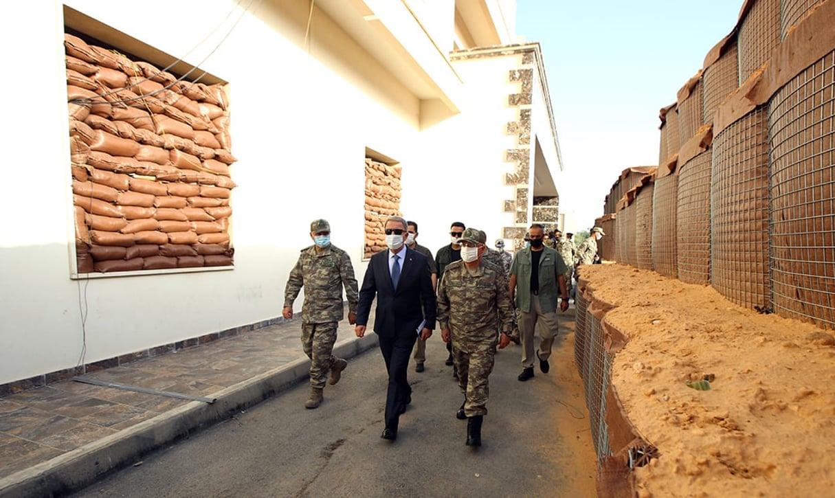 Le ministre turc de la Défense, Hulusi Akar, et le chef d’état-major, Yasar Guler, en visite à Tripoli, le 4 juillet 2020. © Arif Akdogan/Anadolu Agency/AFP