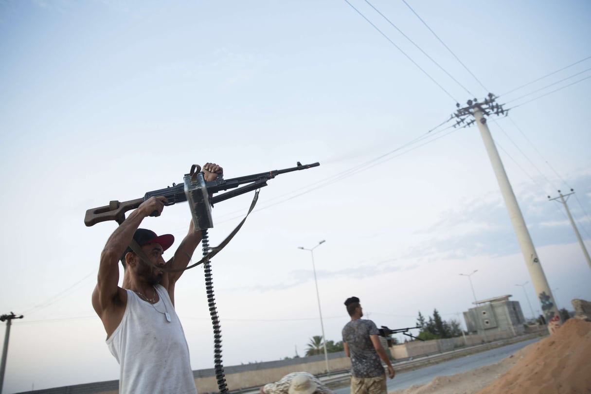 Un combattant du gouvernement soutenu par les Nations unies sur la ligne de front dans le sud de Tripoli, le 21 septembre 2018. © Mohamed Ben Khalifa/AP/Sipa