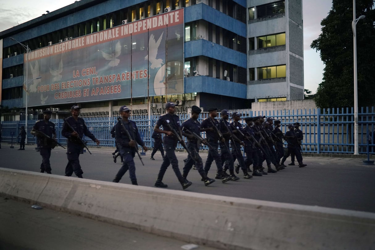 Des policiers patrouillent autour du siège de la Ceni, à Kinshasa, en janvier 2019. Photo d’illustration. © Jerome Delay/AP/SIPA