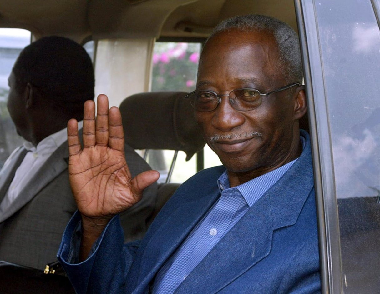 Seydou Diarra, en mars 2003 à Bouaké, à l’issue d’une rencontre avec des rebelles. © GEORGES GOBET/AFP