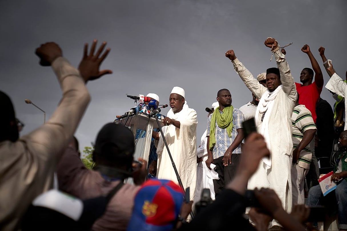 Le religieux malien Mahmoud Dicko sur la place de l’Indépendance  à Bamako, le 5 juin. © MICHELE CATTAN/AFP