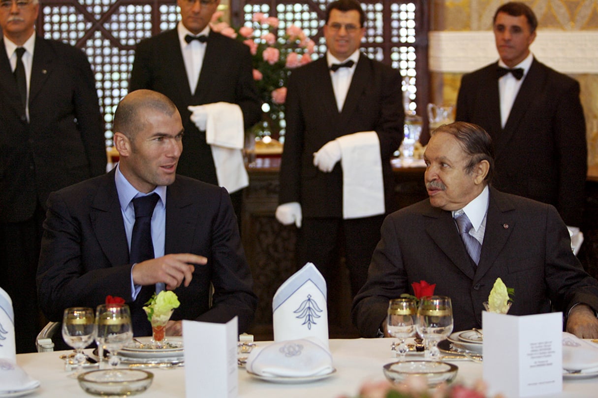 Le président algérien Abdelaziz Bouteflika lors d’un dîner avec le footballeur Zinedine Zidane à Alger, en 2006. © FAYEZ NURELDINE/AFP