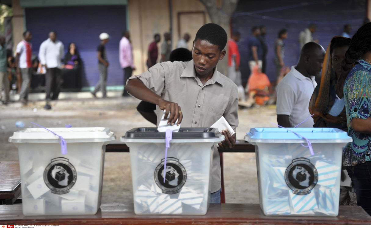 Tanzania Election © A Tanzanian man casts his vote in the presidential election at a polling station in Dar es Salaam, Tanzania Sunday, Oct. 25, 2015. Voting has started in Tanzania’s general elections in which the ruling party faces a strong challenge from a united opposition. (AP Photo/Khalfan Said)/NAI102/786005830138/1510250953