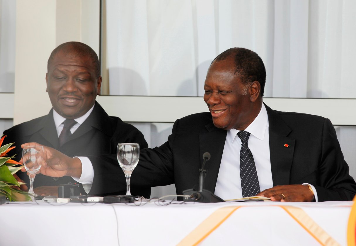 Hamed Bakayoko et Alassane Ouattara, lors d'une conférence de presse à Man, e, avril 2012. &copy; REUTERS/Thierry Gouegno