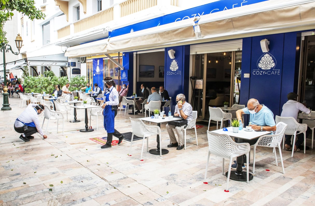 À Rabat, le 25 juin, les restaurants et cafés rouvraient leurs terrasses. © Jalal Morchidi/Anadolu Agency/AFP