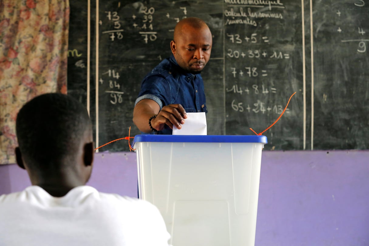 Dans un bureau de vote à Abidjan, en 2016. (Illustration) © REUTERS/Thierry Gouegnon