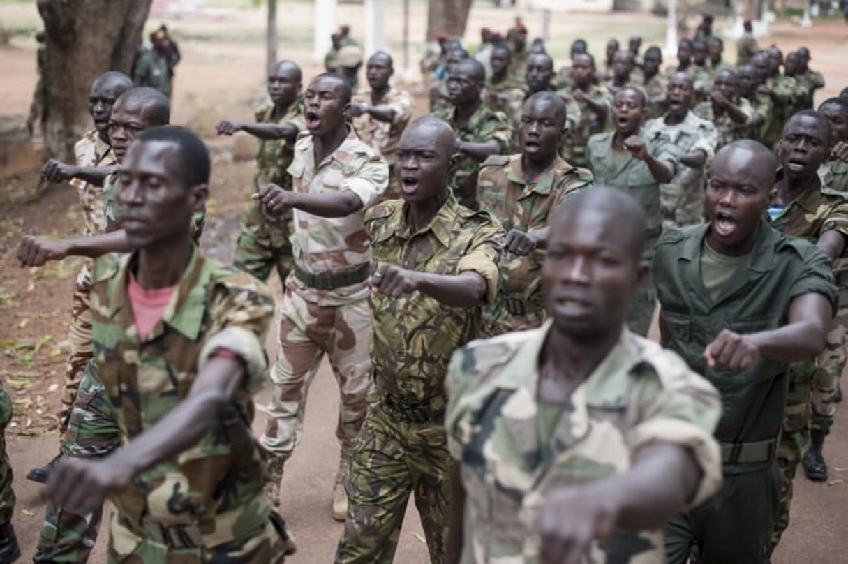 Des militaires des Forces armées centrafricaines (FACA), au Camp Kassai en 2014 (Archives). © Sylvain Cherkaoui pour Jeune Afrique