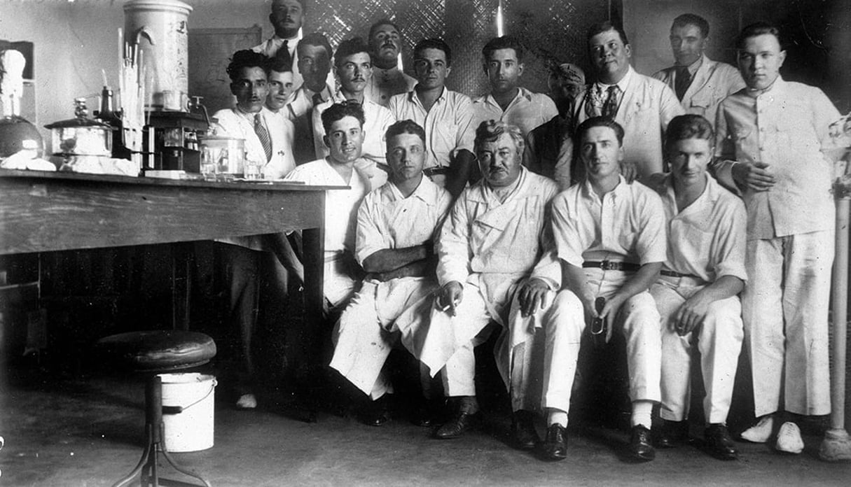 Le docteur Jamot et son équipe, au Cameroun, en 1930. © Albert Harlingue/Roger-Viollet