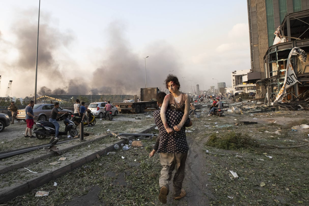 Beyrouth sous les décombres ce mardi 4 août après la double explosion survenue dans le port. © Hassan Ammar/AP/SIPA