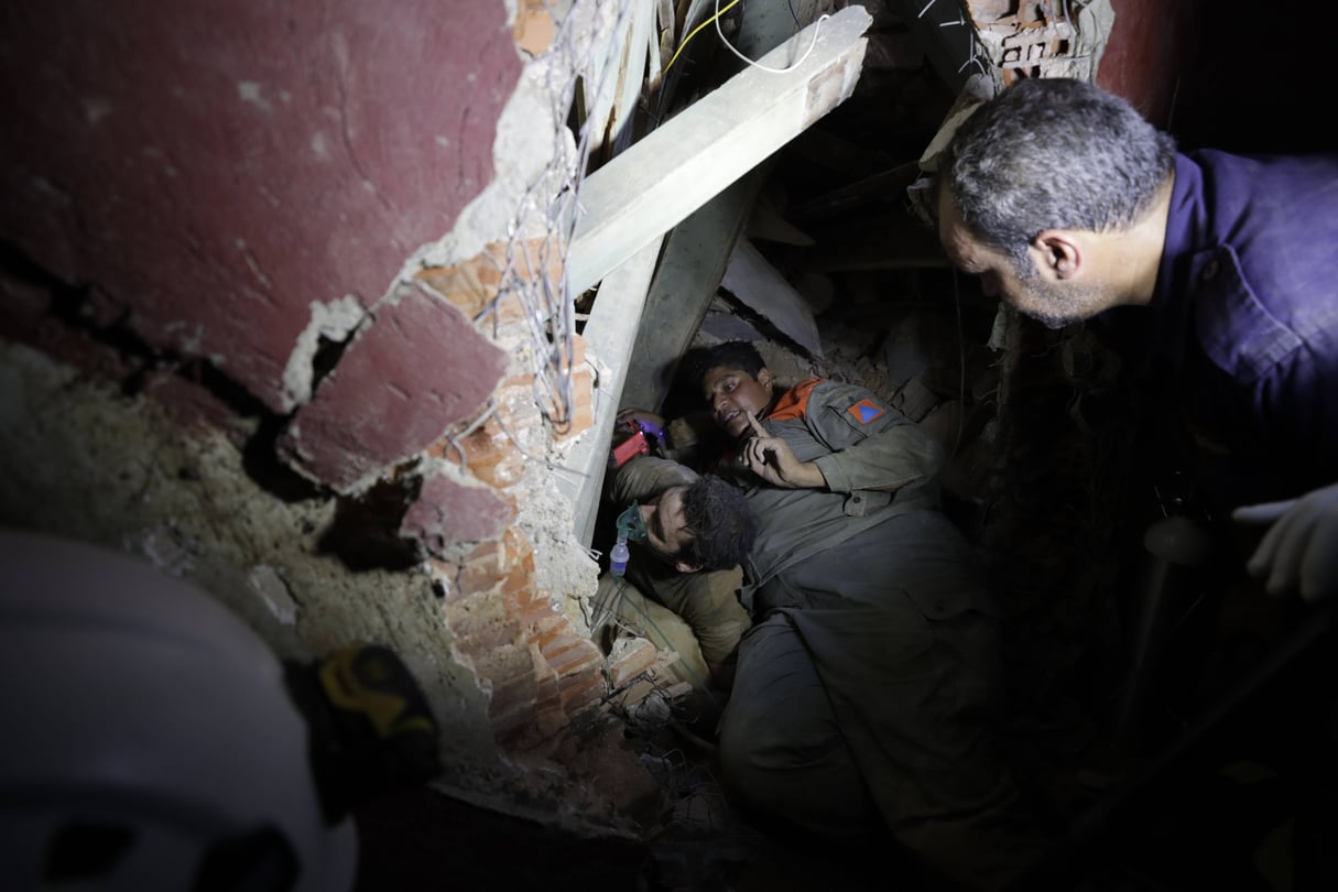 APTOPIX Lebanon Explosion © Des soldats libanais recherchent des survivants après une explosion massive à Beyrouth, au Liban, le mercredi 5 août 2020. (AP Photo/Hassan Ammar)/DV106/20218236900794//2008050921