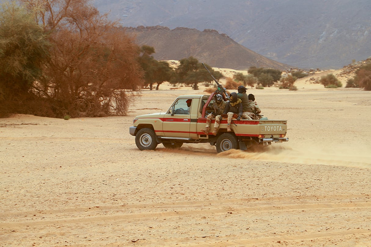 Des soldats nigériens patrouillent dans le désert d’Iferouane en février 2020 pour protéger touristes et dignitaires pendant le festival de l’Aïr. © Souleymane Ag Anara/AFP