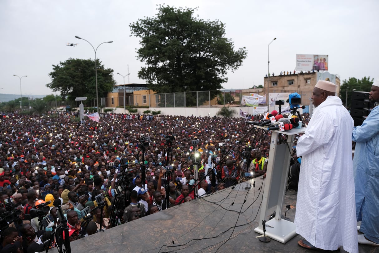 L’imam Dicko, face à la foule de manifestants anti-IBK, à Bamako le 11 août 2020. © REUTERS/Rey Byhre