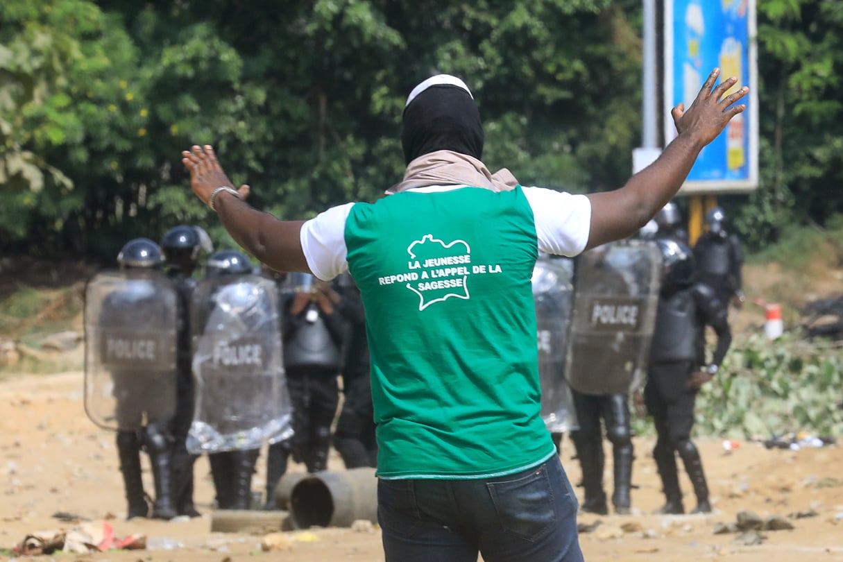 Lors des manifestations contre une nouvelle candidature de Ouattara, le 13 août 2020 à Abidjan. &copy; REUTERS/Thierry Gouegnon