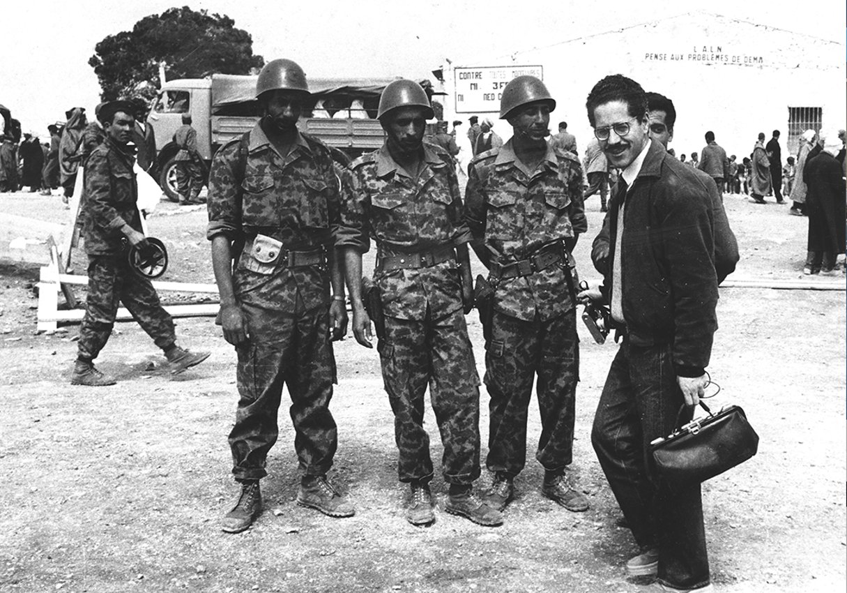 Mohamed Kouaci au premier plan à droite, frontière de l’est algérien  vers 1961. © Mohamed Kouaci