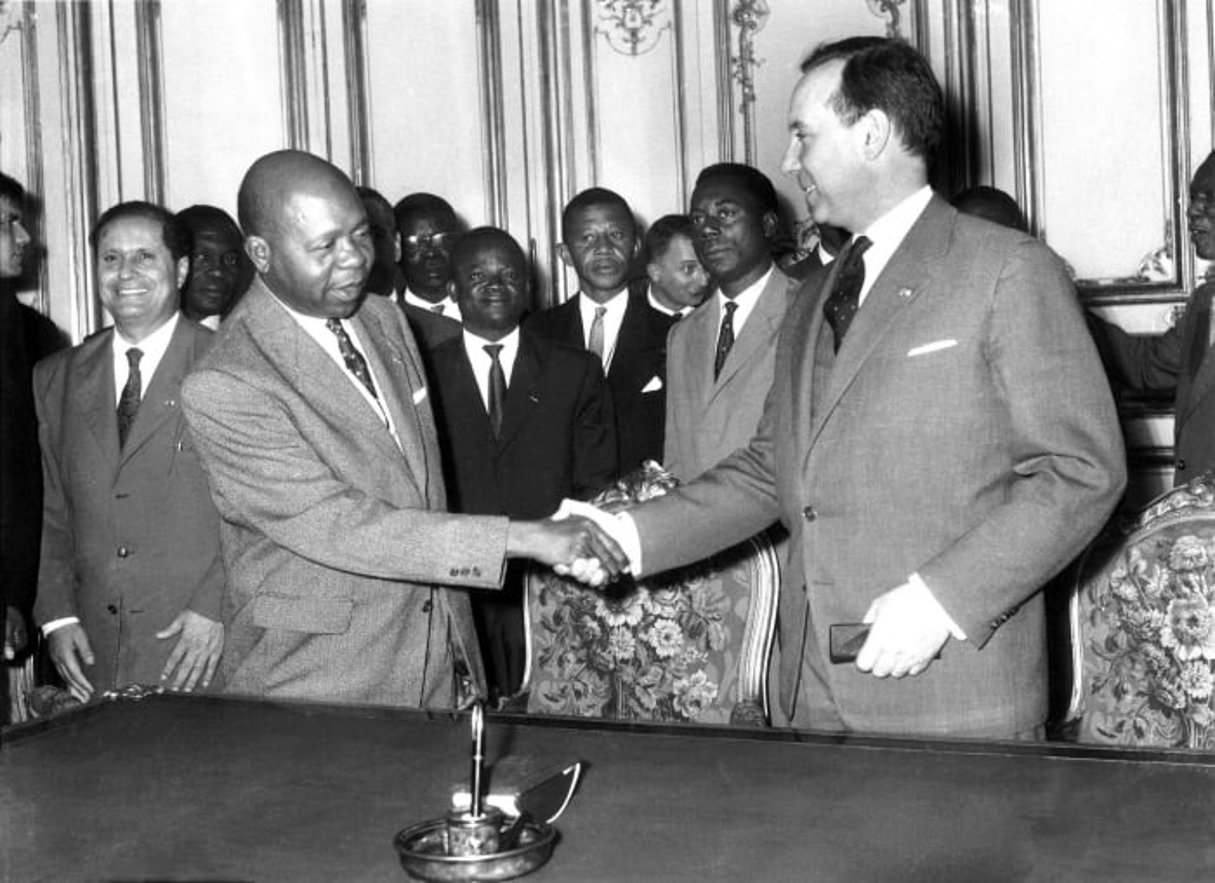 Poignée de main entre Léon Mba, Premier ministre du Gabon et Michel Debré, Premier ministre français, après la signature des accords qui scellent l’Indépendance du Gabon, le 15 juillet 1960. © Archives JA