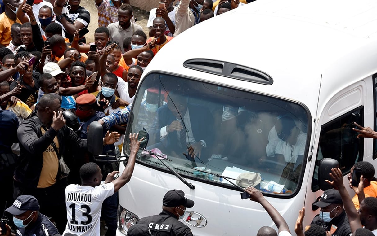 Didier Drogba accueilli par ses supporters après le dépôt de sa candidature au siège de la FIF, à Treichville, le 1er août 2020. © SIA KAMBOU/AFP