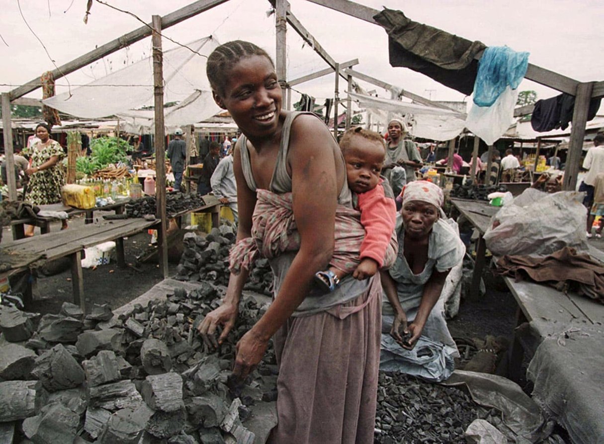 Vente de charbon sur un marché de Kinshasa. © Peter Andrews