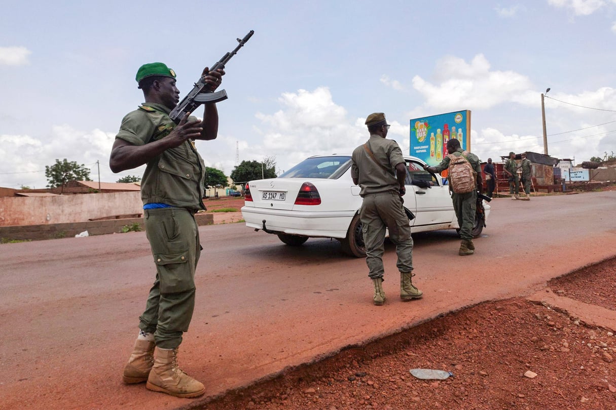 Des soldats bloquent les accès à Kati, à 15 km de Bamako, quelques heures après qu’y a éclaté une mutinerie, le 18 août 2020. © Olivier Dubois