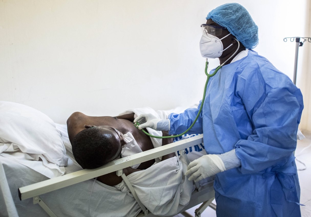 Un médecin ausculte un patient atteint du Covid-19, en mai 2020 à Dakar (illustration).. © Sylvain Cherkaoui/AP/SIPA