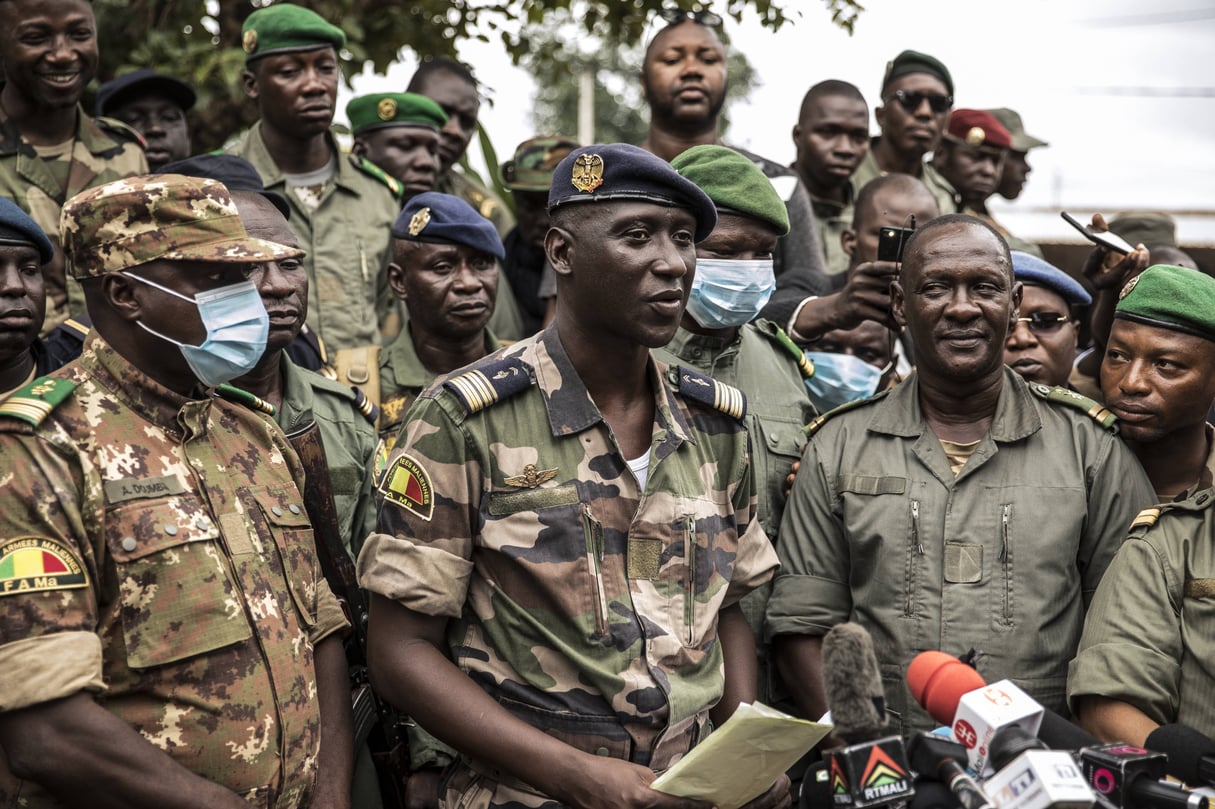 Le colonel-major Ismaël Wagué, porte-parole du CNSP, au centre, lors d’un point presse au camp de Kati, le 19 août 2020. &copy; /AP/SIPA