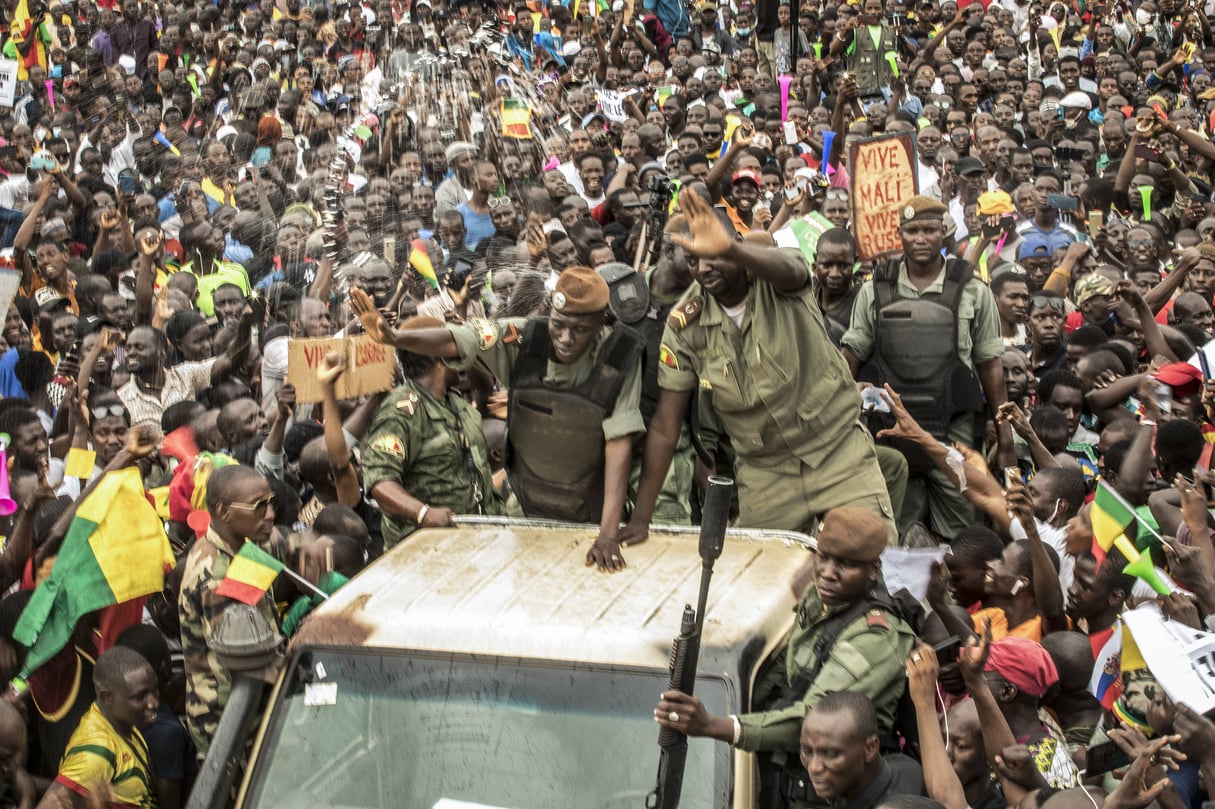 Un représentant de la junte salue la foule en liesse venue célébrer le départ d’Ibrahim Boubacar Keïta, le 21 août 2020. © AP/Sipa