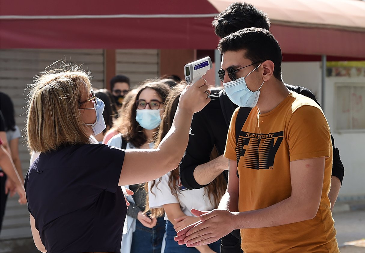 Prise de température pour des élèves d’un lycée de Tunis. © FETHI BELAID/AFP