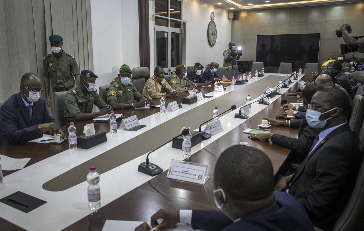 Réunion entre les chefs de la junte et la mission de la Cedeao à Bamako, le 22 août 2020. © AP/SIPA