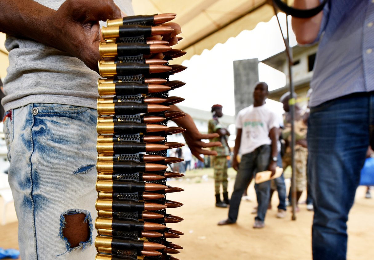Opération de désarmement, démobilisation et réinsertion (DDR), à Yopougon en avril 2015. © Sia KAMBOU / AFP
