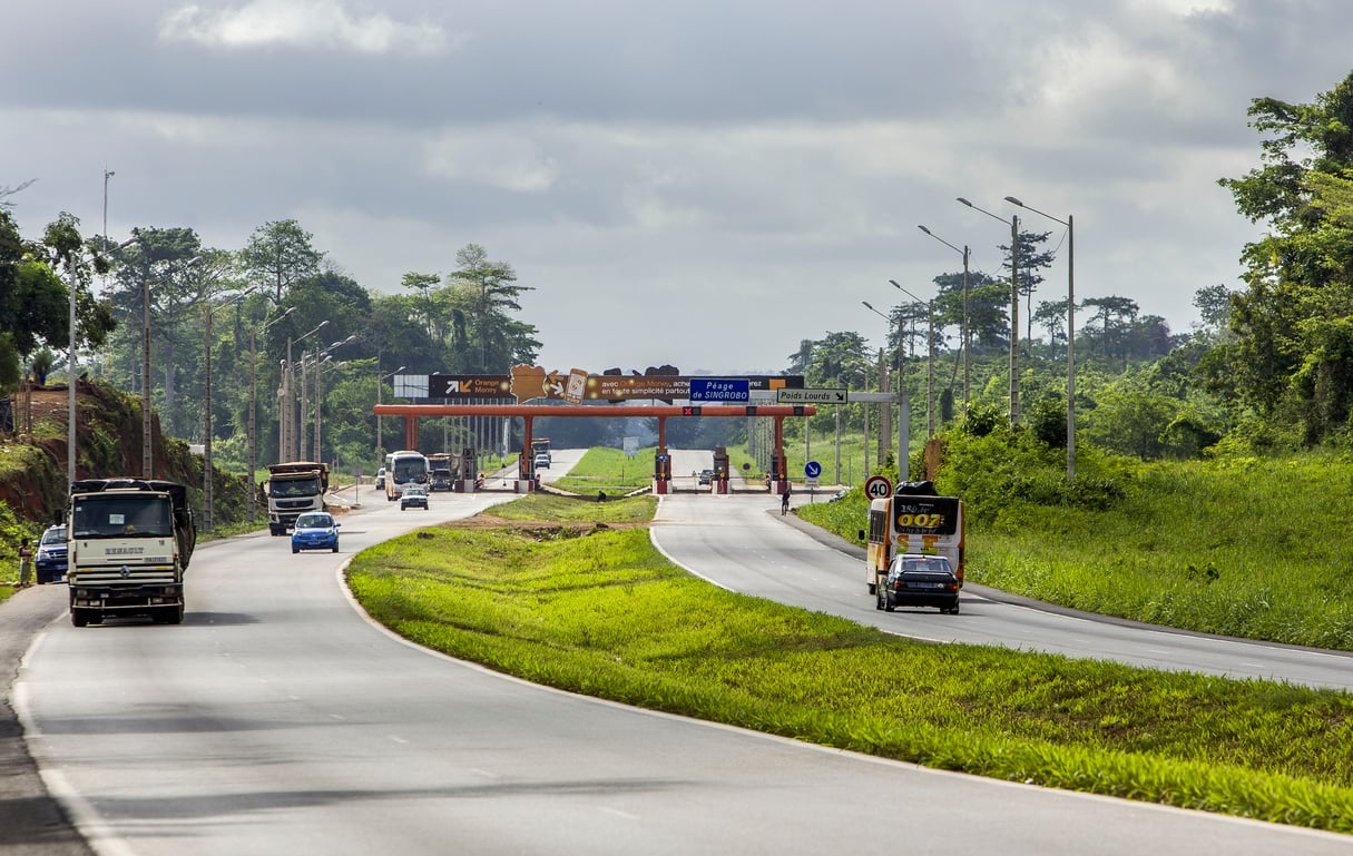 L’autoroute entre Abidjan et Yamoussoukro. © Jacques Torregano pour JA