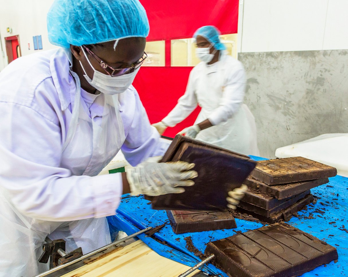 Unité de production de barres de chocolat du groupe Cemoi, à Abidjan. © Jacques Torregano pour JA