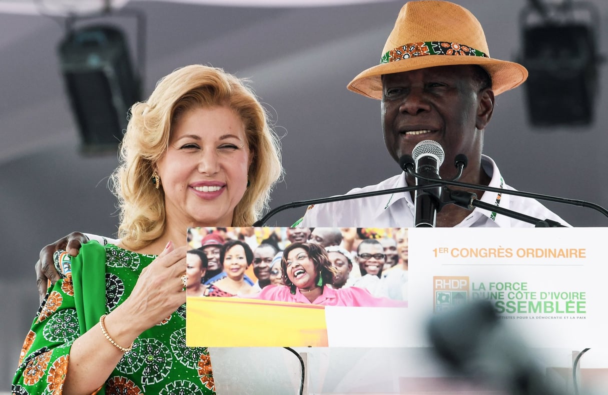 Le président ivoirien Alassane Ouattara et sa femme Dominique lors d’un discours lors d’un congrès du RHPD le 26 janvier 2019, au stade Felix-Houphouët-Boigny d’Abidjan. © ISSOUF SANOGO / AFP