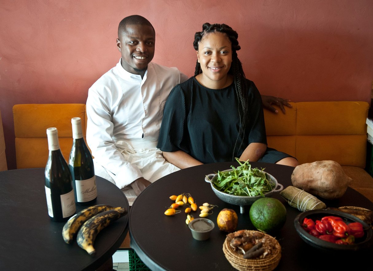 Elis et Vanessa du restaurant le Mi Kwabo, 42 rue Rodier, à Paris dans le 9e arrondissement, proposent une cuisine africaine renouvelée et extrêmement raffinée. Ici le 12 août 2020. © Vincent Fournier pour JA