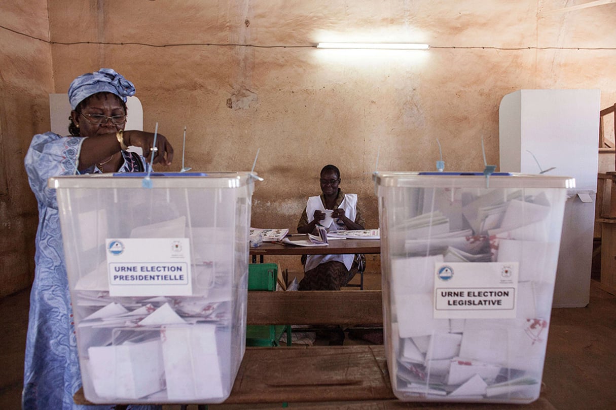 Dans un bureau de vote à Ouagadougou, lors du scrutin présidentiel du 29 novembre 2015. © AP Photo/Theo Renaut