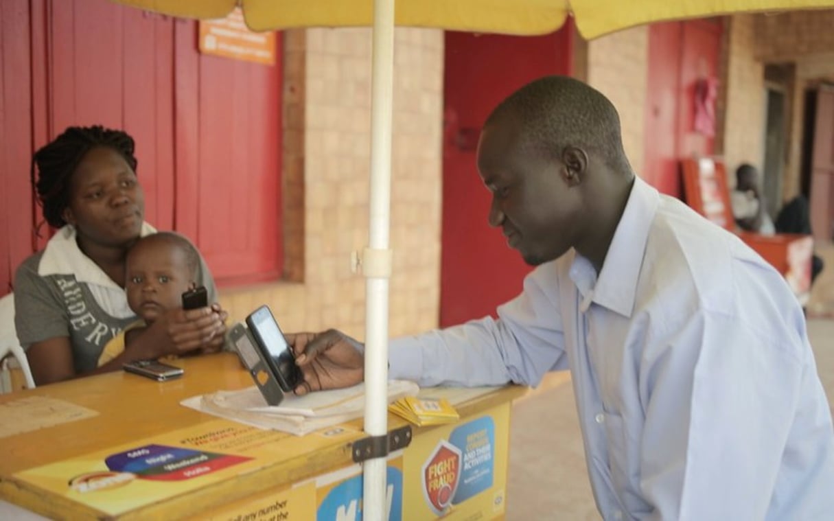 Un client reçoit de l’argent via le service WorldRemit, en Ouganda © WorldRemit