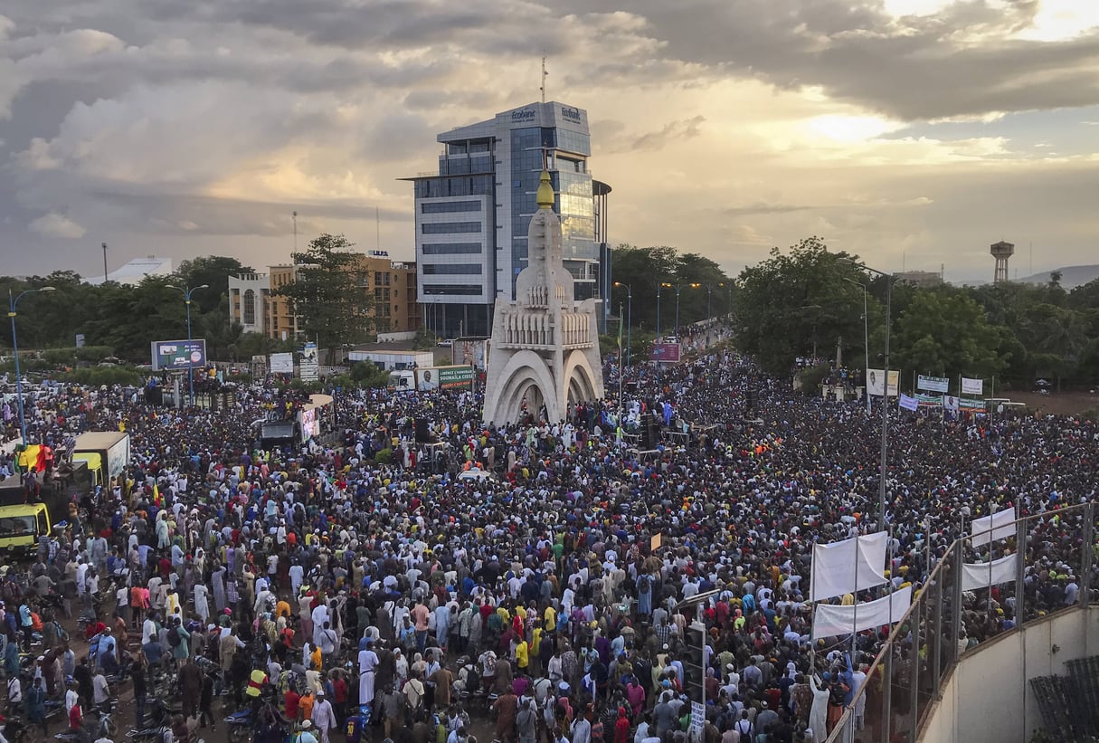 Des manifestants célèbrent la chute d’IBK à Bamako. © Baba Ahmed/AP/SIPA