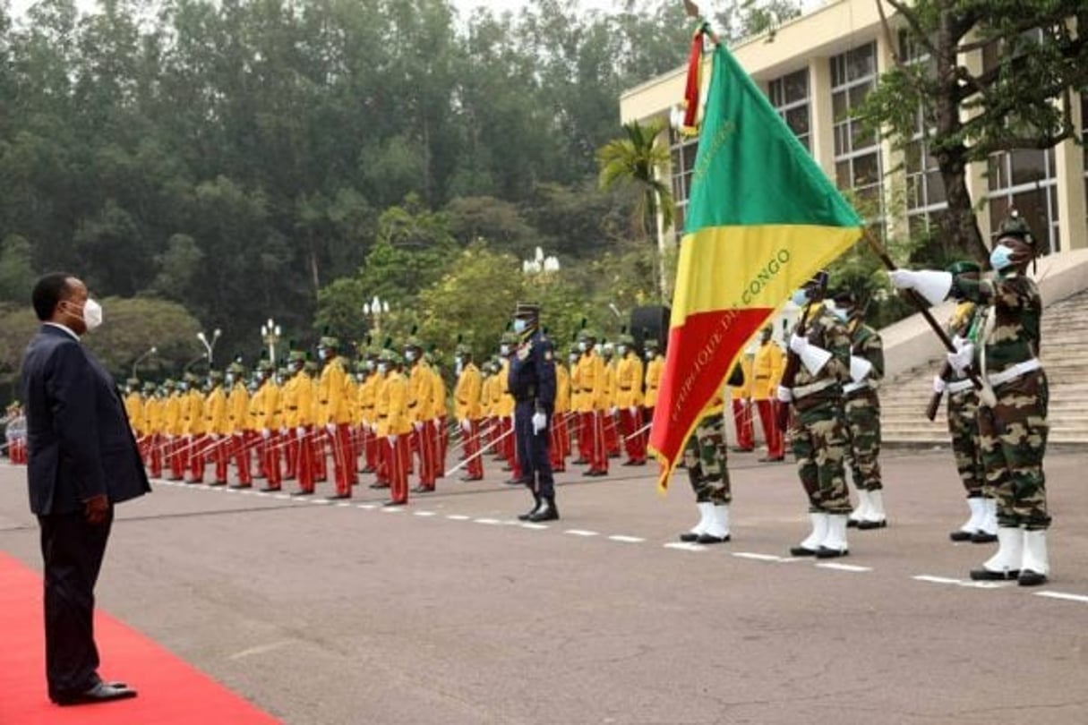 Denis Sassou Nguesso passe les troupes en revue à Brazzaville, le 15 août 2020. © Les échos du Congo