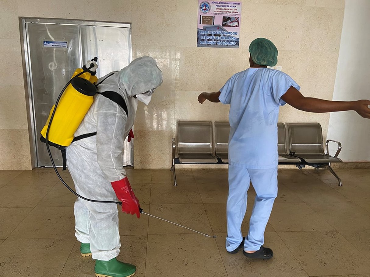 Dans un hôpital de Douala, en avril 2020. © REUTERS/Josiane Kouagheu