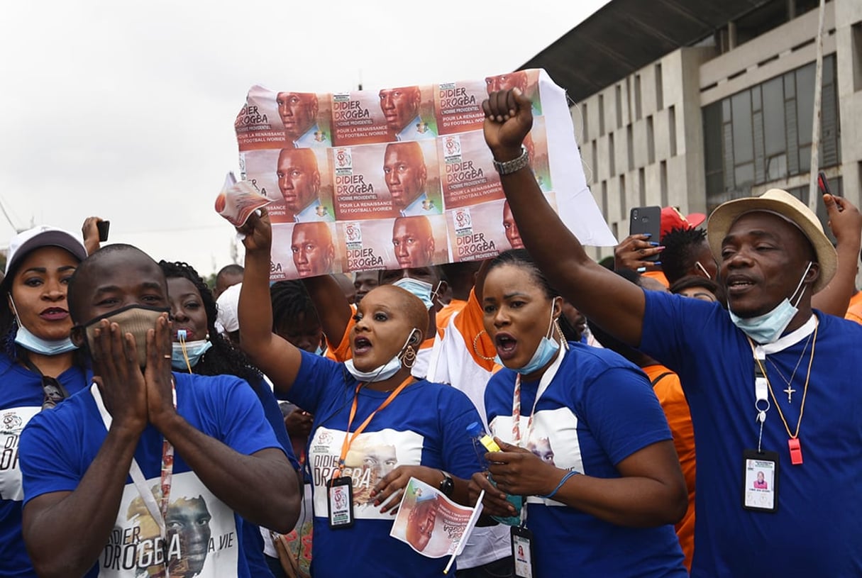 Les soutiens à la candidature de Didier Drogba à la présidence de la FIF, à Treichville, le 1er août 2020. © SIA KAMBOU/AFP