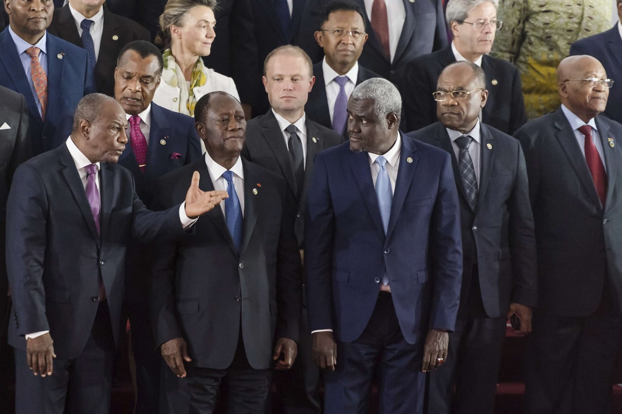 Les présidents guinéen et ivoirien,Alpha Condé et Alassane Ouattara, ainsi que le président de la Commission de l’Union africaine Moussa Faki, lors du sommet UE-Afrique à Abidjan, le 29 novembre 2017. © Geert Vanden Wijngaert/AP/SIPA