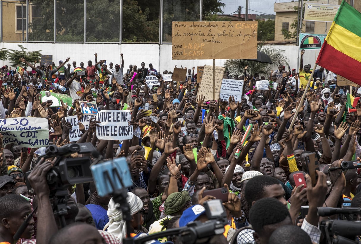 Des manifestants célèbrent le coup d’Etat mené par la junte militaire au Mali, lors d’un rassemblement à Bamako le 21 août 2020. © AP/SIPA