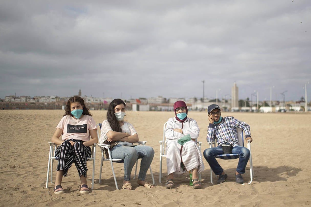 Port du masque sur la plage de Sale, au Maroc, le 26 juin 2020. © Mosa’ab Elshamy/AP/SIPA