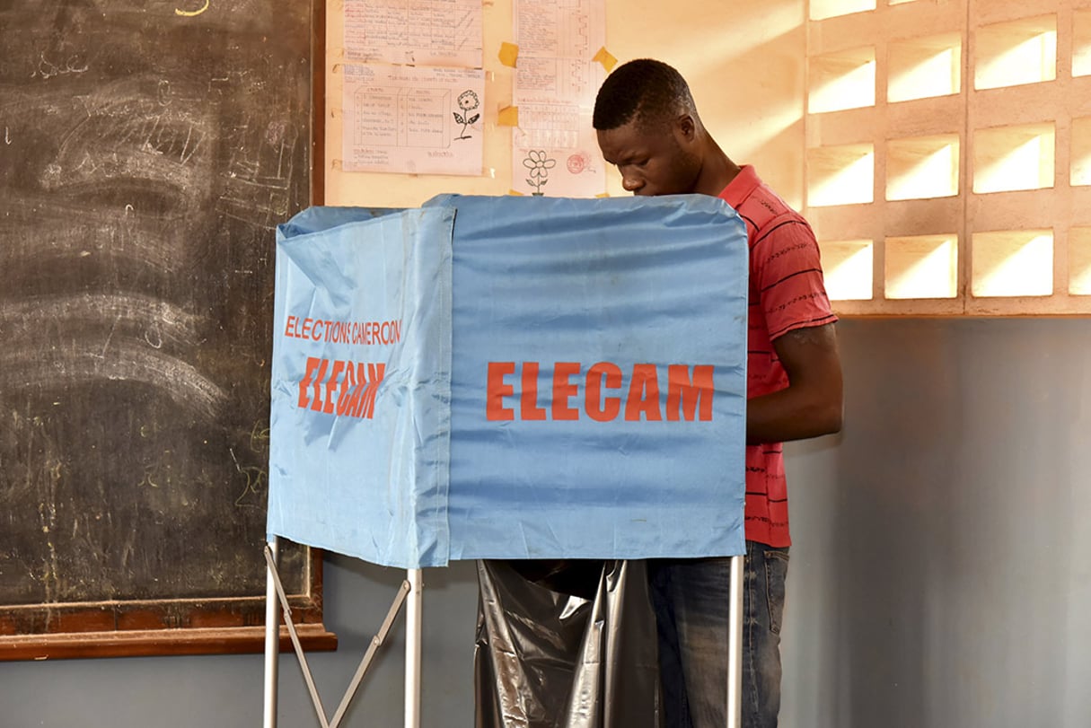 Dans un bureau de vote de Yaoundé, en février 2020. © Jean Pierre Kepseu/Xinhua/REA