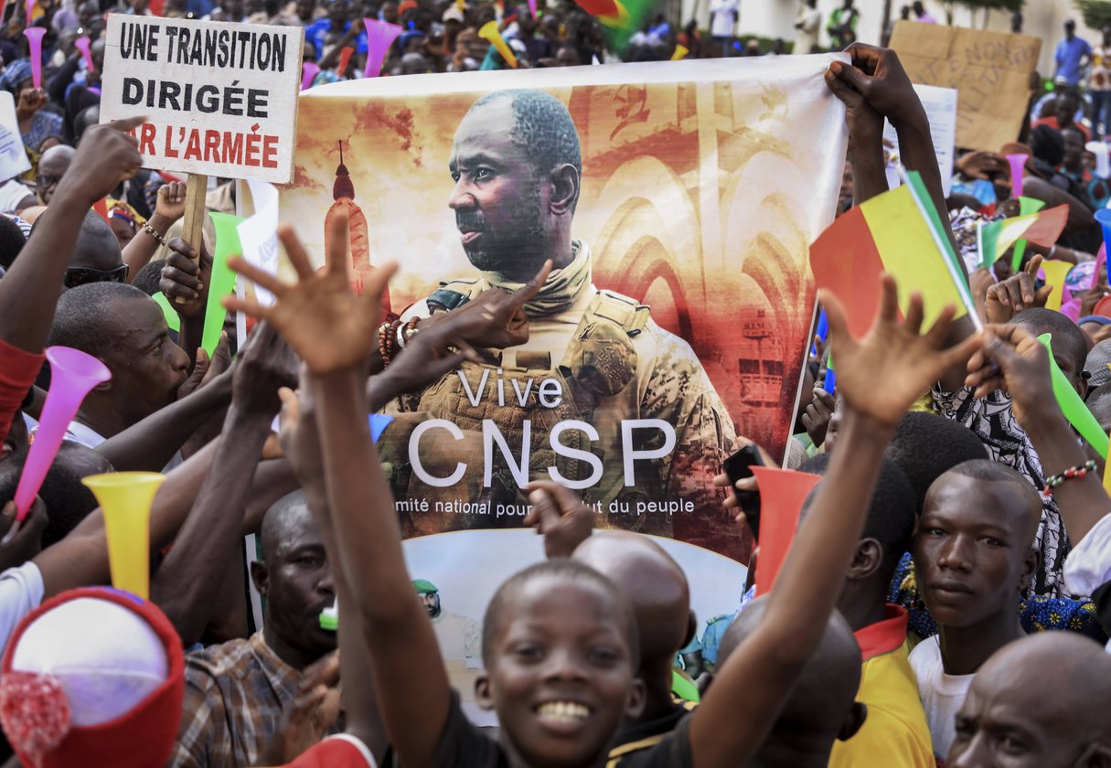 Un portrait d’Aissimi Goïta, brandit lors d’une manifestation pro-CNSP à Bamako, le 8 septembre 2020 à Bamako. © /AP/SIPA