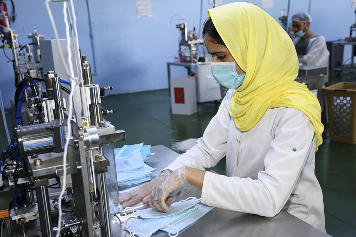 Fabrication de masques dans une usine de Salé, au Maroc, en août 2020. © Chadi/Xinhua/REA