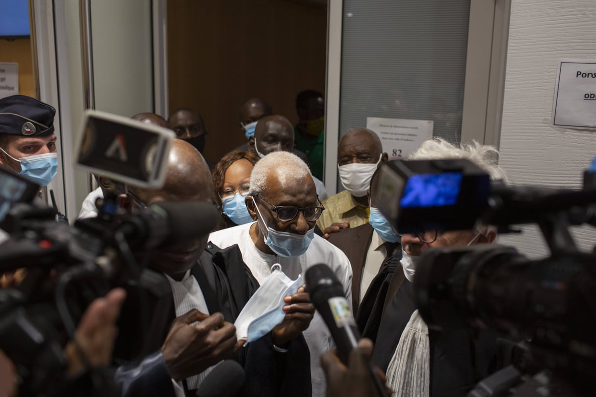 Lamine Diack, le 16 septembre 2020 à Paris, à la sortie de l’audience à l’issue de laquelle il a été condamné à quatre ans de prison, dont deux ans ferme. © Rafael Yaghobzadeh/AP/SIPA