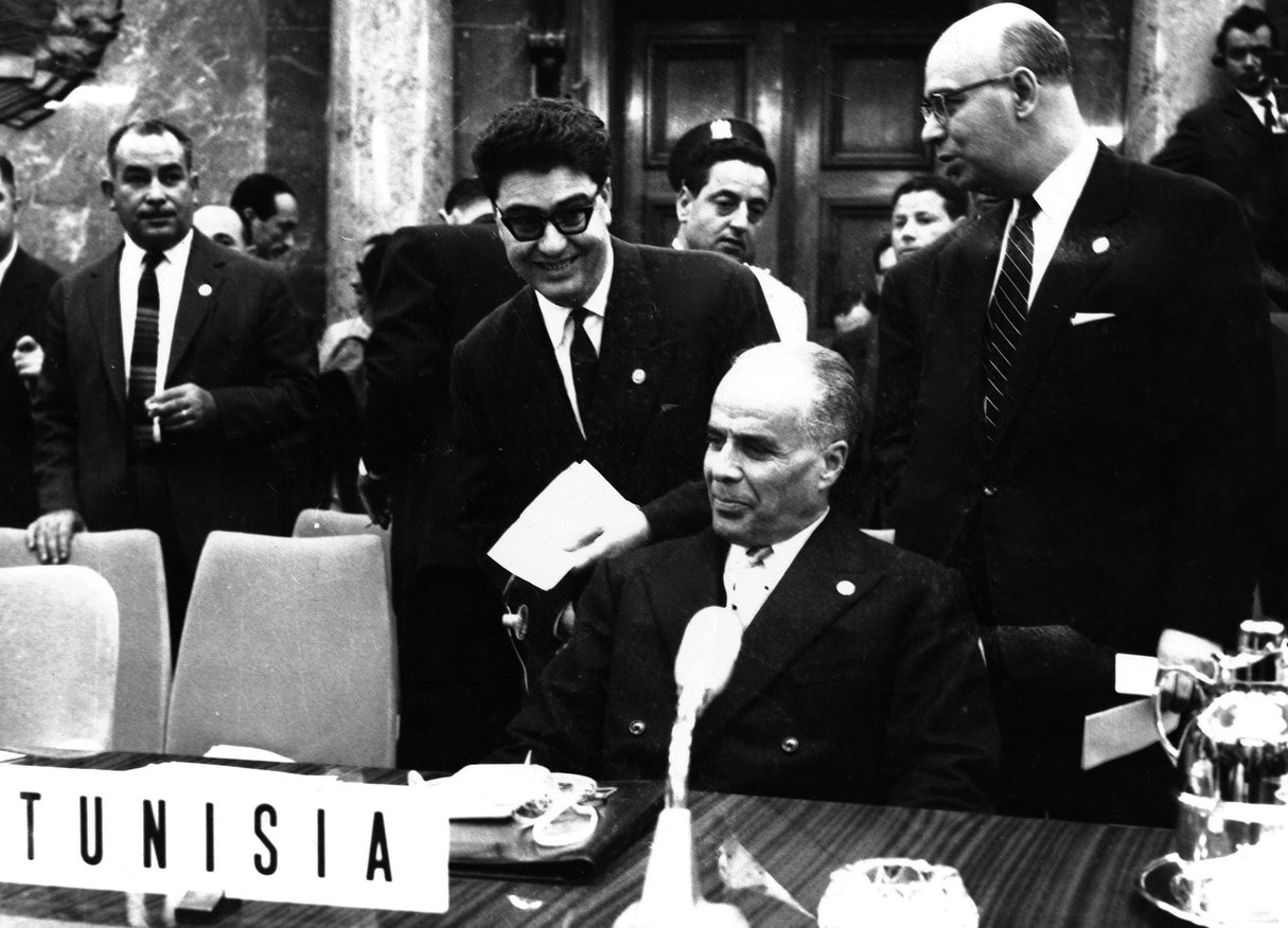 Ahmed Salah (debout, au c.) aux côtés de Habib Bourguiba, au sommet des non-alignés, Belgrade, le 1er septembre 1961.