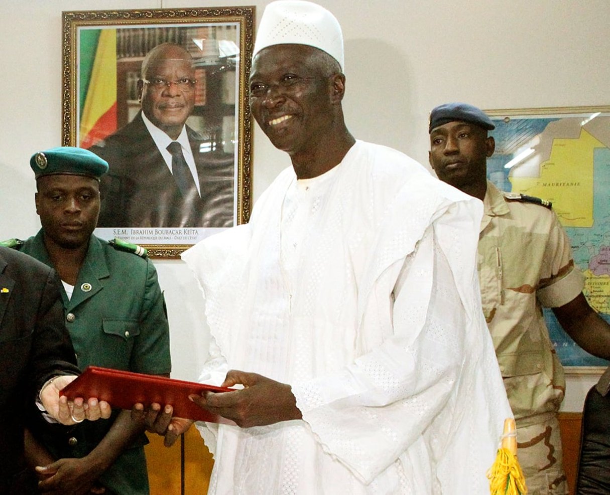 Bah N’Daw, ici en 2014 lorsqu’il était ministre de la Défense, lors d’une rencontre avec le ministre français Jean-Yves Le Drian, a été nommé président de la transition au Mali le 21 septembre 2020. © HABIBOU KOUYATE/AFP
