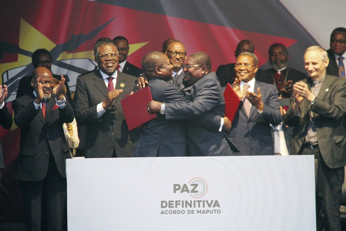 Le président mozambicain Filipe Nyusi (au centre, à gauche) et le leader de la Renamo, Ossufo Momade, s'embrassent lors de la signature des accords de paix à Maputo, au Mozambique, le 6 août 2019. &copy; Ferhat Momade/AP/SIPA