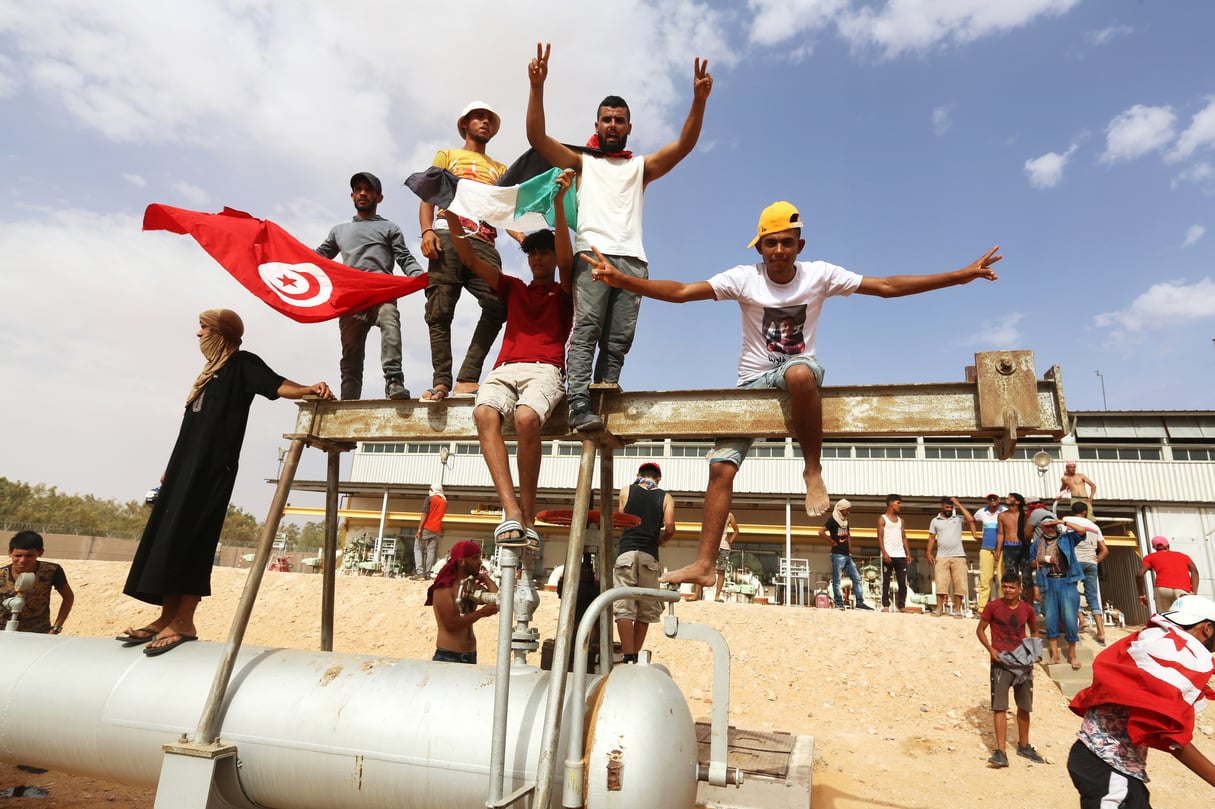 Des sit-inneurs sans emploi occupant une unité de production pétrolière,à El-Kamour, dans le sud du pays, le 16 juillet. &copy; FATHI NASRI/AFP