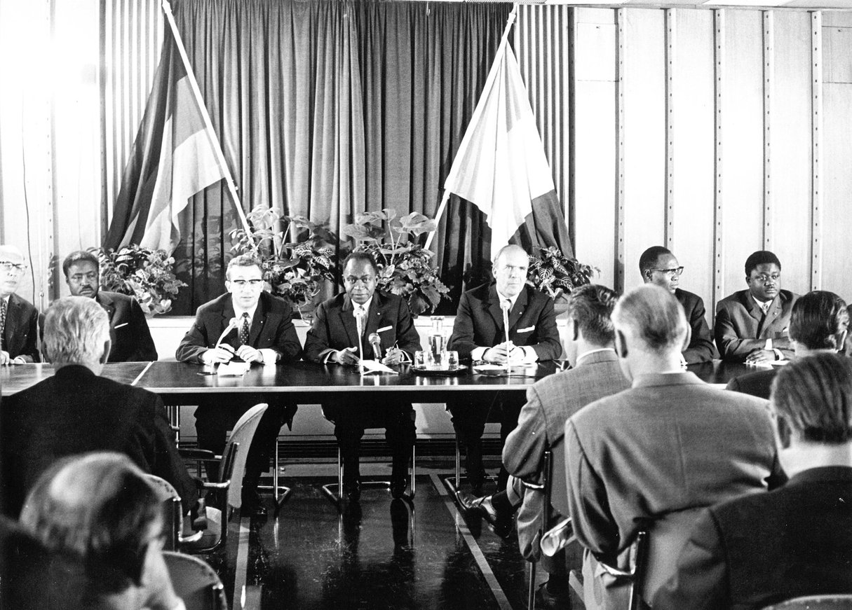 Conférence de presse de Félix Houphouët-Boigny à Bonn, en juillet 1967. On reconnaît, à l’extrême droite, Henri Konan Bédié, alors ministre des Finances. © Bundesbildstelle Bonn/Archives Jeune Afrique